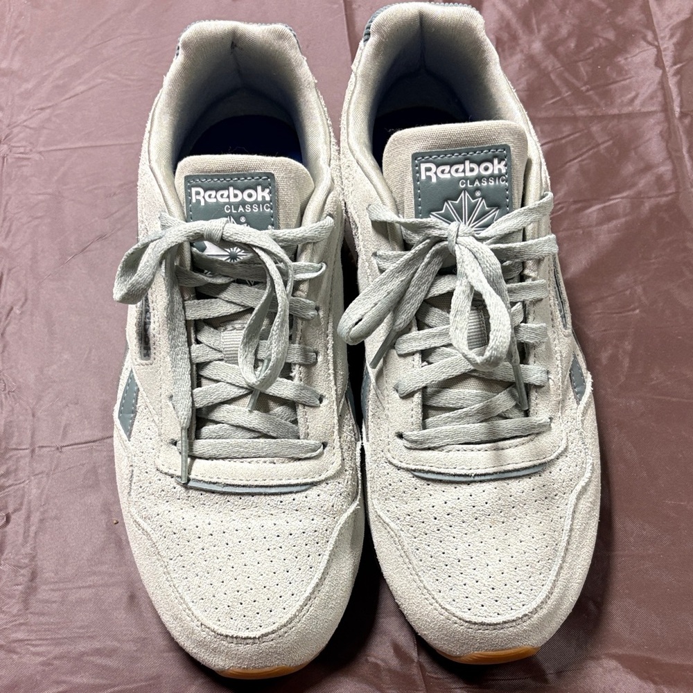 Reebok women’s casual sneaker color mint green and sage. Size 61/2 run big.